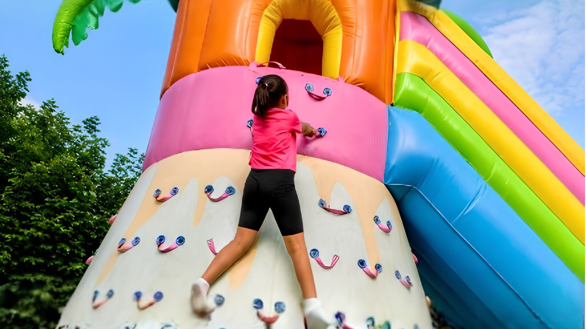 Gonfiabile a Roccaraso sollevato dal vento con bambini