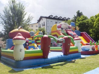 indagati gonfiabile Roccaraso, incidente parco giochi