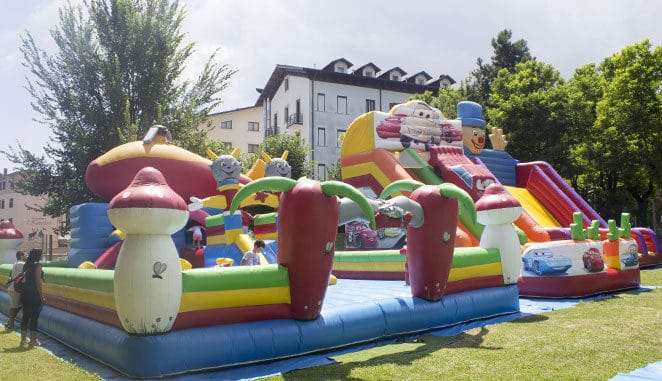 indagati gonfiabile Roccaraso, incidente parco giochi