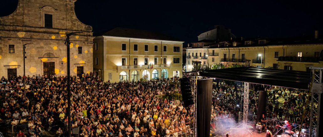 Piazza Plebiscito Matia Bazar Castel di Sangro folla