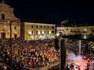 Piazza Plebiscito Matia Bazar Castel di Sangro folla