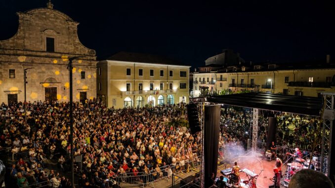 Piazza Plebiscito Matia Bazar Castel di Sangro folla